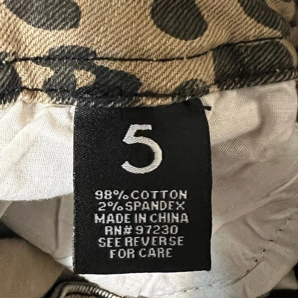 Almost Famous Animal Print Leopard Print Mid Rise Skinny Jeans Size 5 A2 - Picture 10 of 16